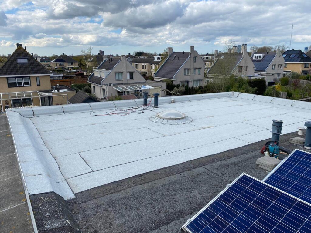 Witte bitumen plaatsing